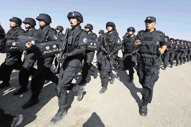 Kitajski vojaki med urjenjem protiterorističnega boja v Hami na vzhodu Xinjianga, kitajske ujgurske avtonomne regije.