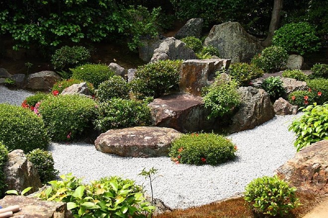 Elementi, ki v kitajskem vrtu ustvarjajo naravne oblike, mir in skladnost   