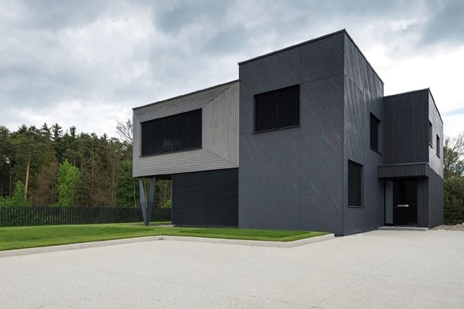 Hiša pod Pohorjem se ponaša z dinamično pravokotno obliko in različnimi materiali  