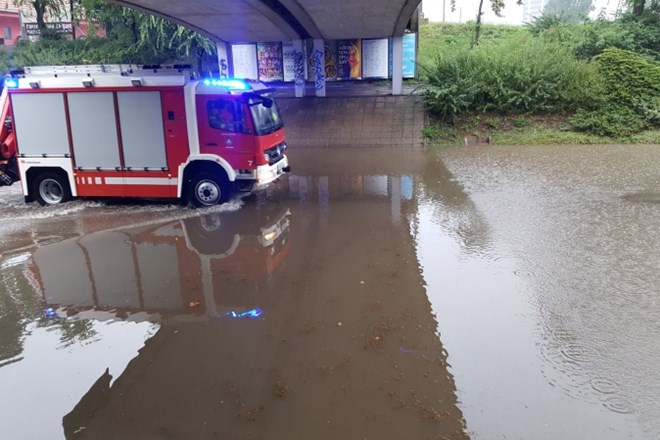 #foto Zaradi deževja poplavljen podvoz pri Tivoliju, v osrednji in vzhodni Sloveniji še možni nalivi