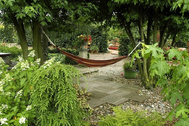 Počitniško ozračje tudi na domačem vrtu: lagodni počitek v viseči mreži  