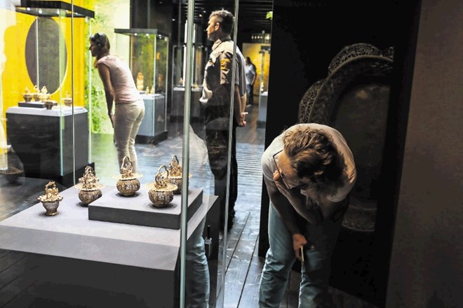 V Narodnem muzeju Slovenije bo do 15. februarja na ogled razstava prestižnih zlatih predmetov iz zakladnice dinastije Ming,...