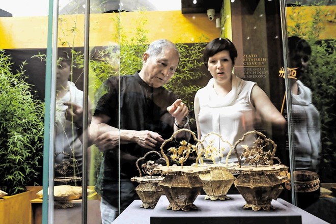 Profesor Tianyou Zhou (levo) iz Muzeja lepih umetnosti Qujiang je povedal, da je prestižna razstava zlatih predmetov...