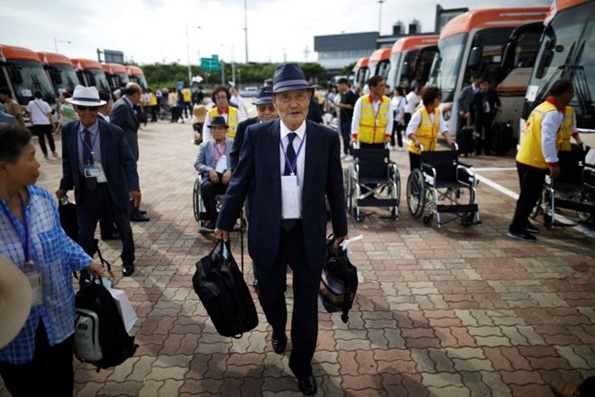 #foto Južnokorejci se srečujejo s sorodniki s severa