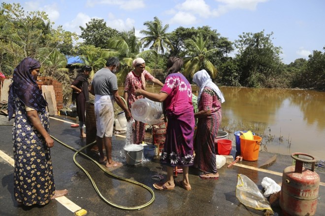 V Indiji poplave zahtevale več kot 400 žrtev, več kot milijon ljudi v zasilnih bivališčih
