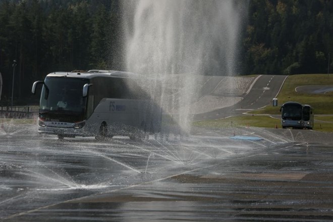 #foto Spolzko vozišče presenetilo tudi izkušene voznike avtobusov