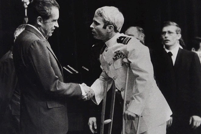 S predsednikom Nixonom leta 1973, ko so ga spustili iz ujetništva.