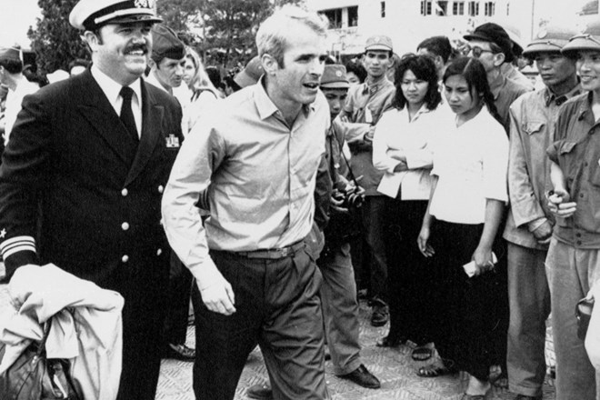 McCain je bil v času vietnamske vojne vojaški pilot in več let tudi vojni ujetnik.