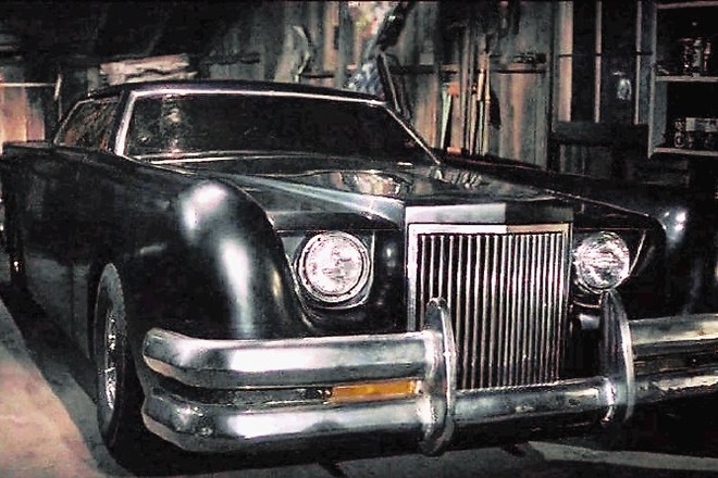 Glavna naloga, ki jo je dobil predelovalec avtomobilov George Barris, je bila, da bo zlovešči morilski avto v filmu The Car...