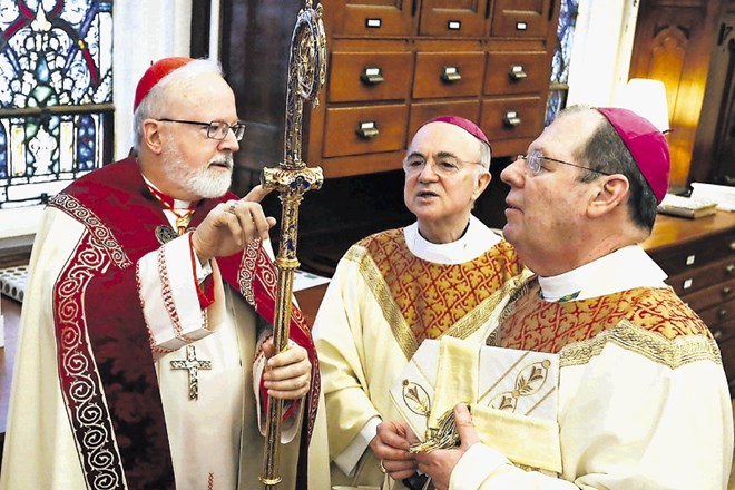 Bivši apostolski nuncij v ZDA Carlo Maria Vigano (v sredini) je izrekel hude obtožbe na račun papeža Frančiška, ki vsaj za...