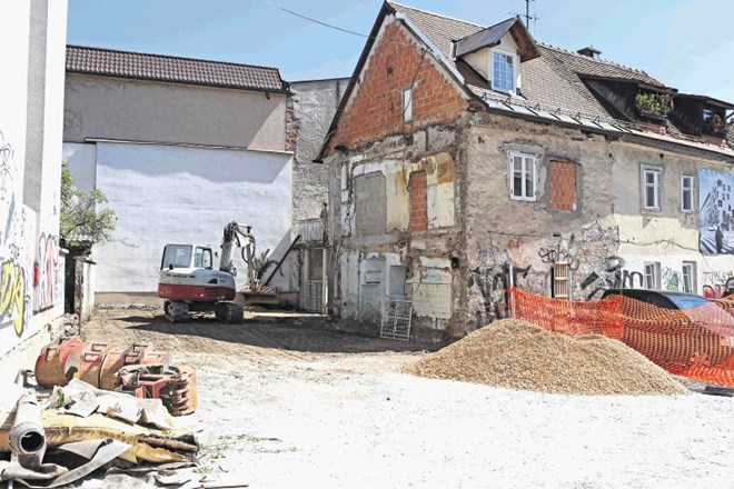Hiša invest je porušila del stavbe, v kateri živi Ciril Gartner.