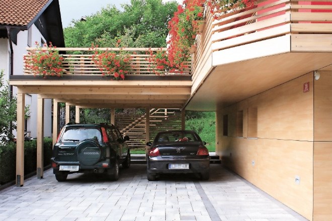 Leseni nadstrešek za avtomobila postane sončna terasa za odmerek vitamina D
