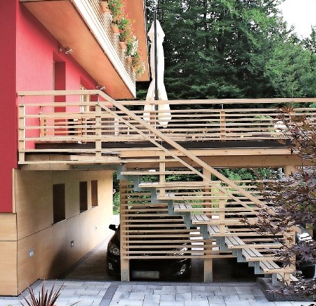 Pozneje: elemente lesene ograje smo stilsko prenesli na balkone, vhodno in dostopno stopnišče ter teraso.