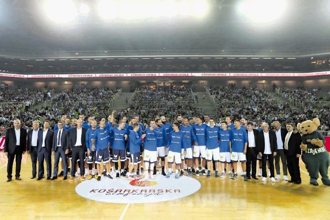 Sodelujoči na Košarkarski simfoniji so se pred začetkom tekme zbrali za skupno fotografijo.