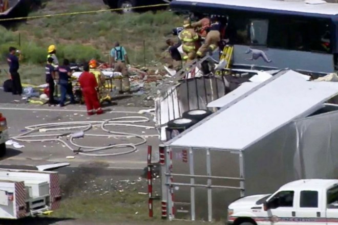 #foto V trčenju avtobusa in tovornjaka v Novi Mehiki najmanj sedem mrtvih