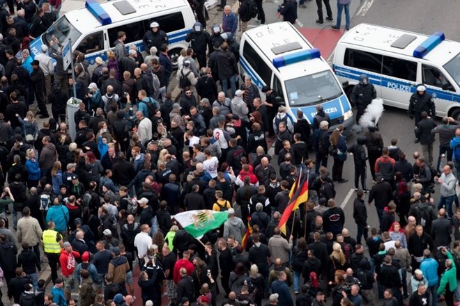 #foto #video V demonstracijah v Chemnitzu najmanj devet ranjenih