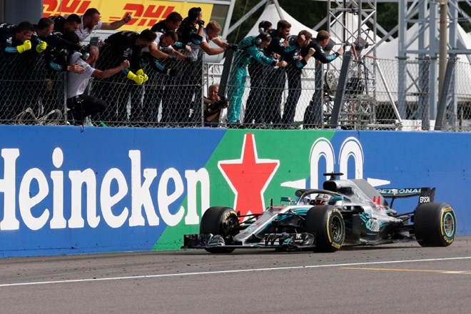 Lewis Hamilton dobil Ferrarijevo dirko