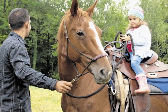 Še ne triletna Daša je na konju že prava mojstrica.
