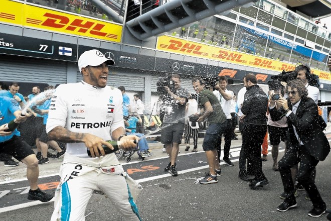 Lewis Hamilton (na fotografiji) je v Monzi prehitel oba dirkača Ferrarija.