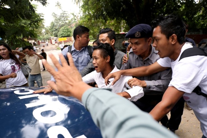 Protest mjanmarskih novinarjev, ki nasprotujejo sodbi novinarjema.