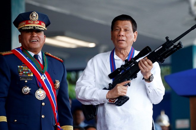 Duterte se je v šali slikal tudi z orožjem.
