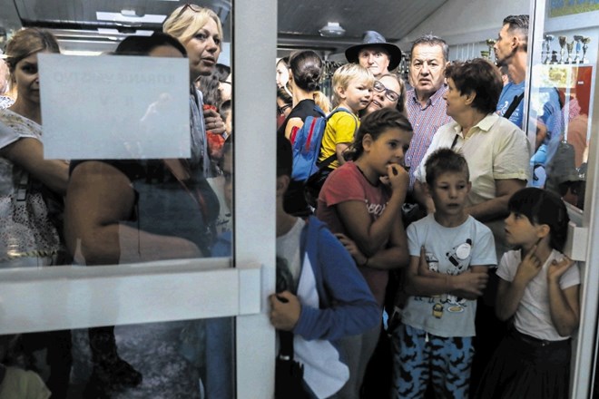Otroci in starši so nestrpno čakali na odprtje novega prizidka Osnovne šole Zadobrova.
