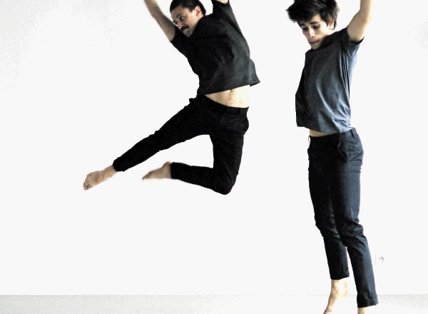 Francoski koreograf Noé Soulier se ukvarja z baletnim plesnim jezikom, ki ga poskuša robustno razbiti iz buržoaznih okov. V...