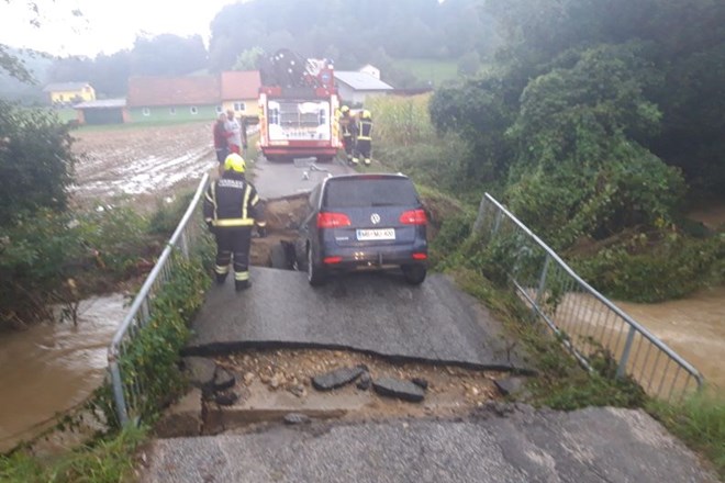 #foto V Drakovcih se je porušil most, voznik zdrsnil v potok