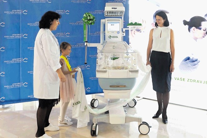 Inkubator je v uporabo predala Krkina sodelavka s hčerjo,  ki je pred šestimi leti v inkubatorju uspešno prebrodila obdobje...
