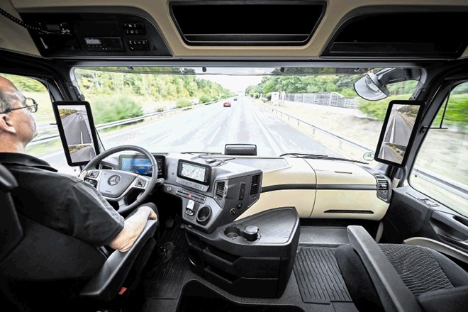 Predserijski Mercedes-Benzov tovornjak actros: dve kameri namesto ogledal 