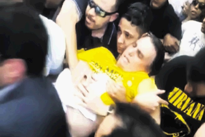 Predsedniškega kandidata Jaira Bolsonara odnašajo po napadu z nožem. Zdaj je njegovo stanje stabilno.