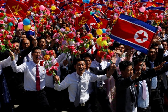 #foto Vojaška parada v Severni Koreji brez medcelinskih raket 