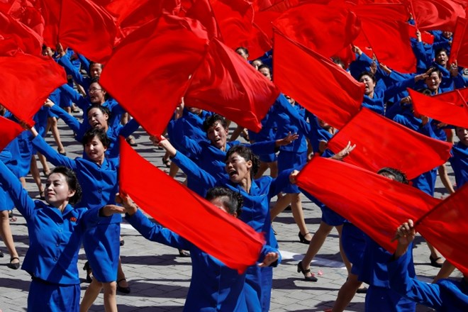 #foto Vojaška parada v Severni Koreji brez medcelinskih raket 