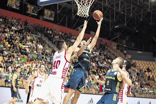 Slovenski košarkar Urban Durnik (z žogo) je proti Hrvaški vpisal osem točk.