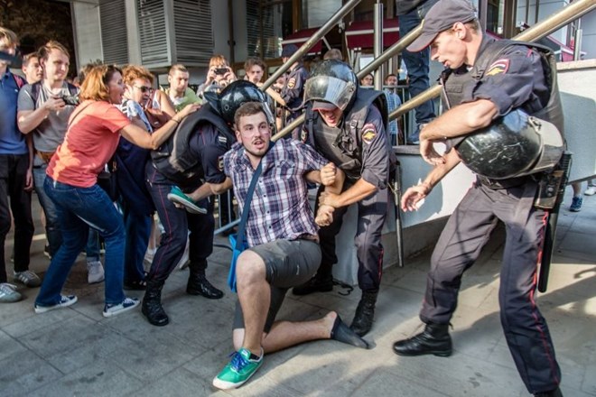 #foto Na nedeljskih protestih v Rusiji aretirali več kot 1000 ljudi