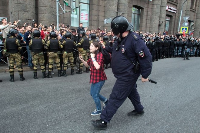 #foto Na nedeljskih protestih v Rusiji aretirali več kot 1000 ljudi