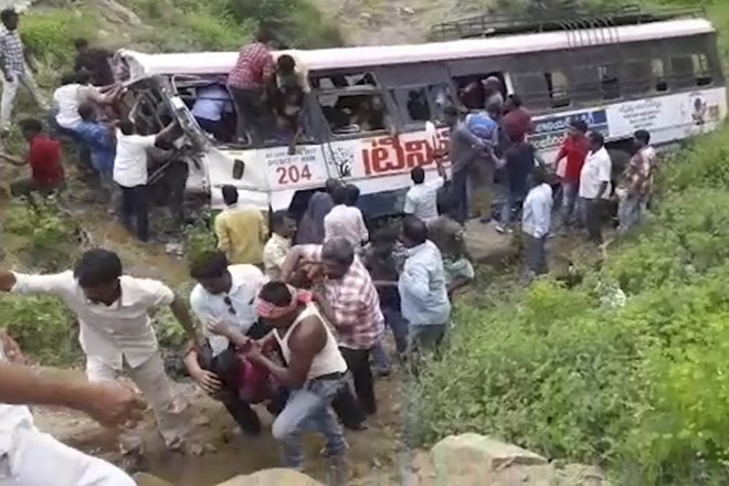 V nesreči prenatrpanega avtobusa v Indiji več deset mrtvih