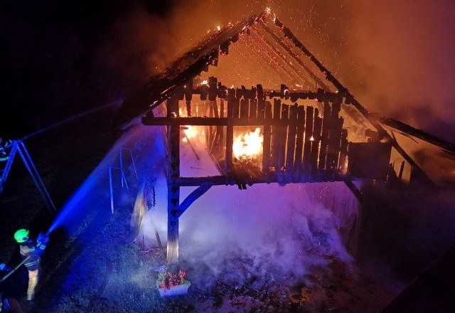 Kozolec zgorel, hišo so rešili