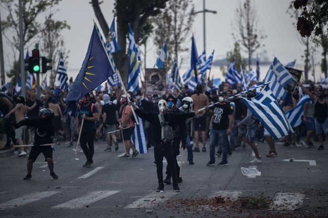 Zaradi dogovora med Grčijo in Makedonijo v obeh državah potekajo številni protesti.