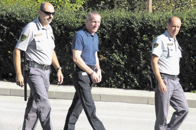 Obtoženi Štefan Juvan je na slovenjgraško sodišče prišel v spremstvu pravosodnih policistov.