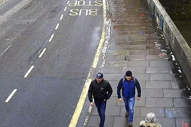 Posnetek osumljencev zajet s pomočjo varnostnih kamer CCTV v Salisburyju.