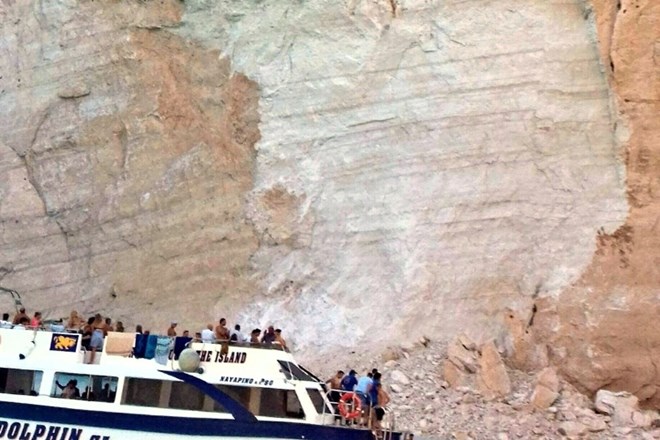 #video Na Zakintosu ob podoru skalne pečine sedem poškodovanih