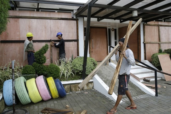 Tajfun Mangkhut se bliža Filipinom
