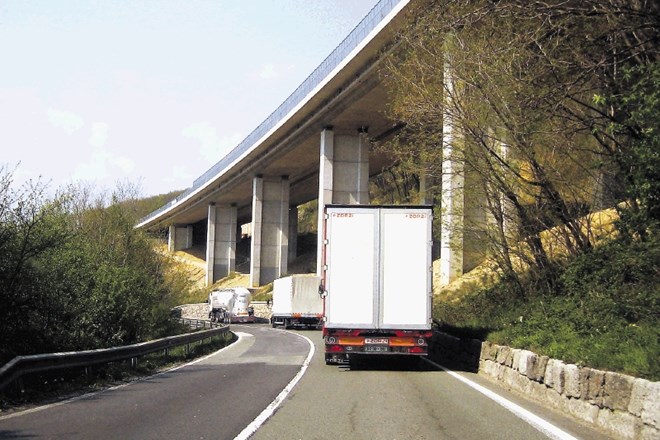 Promet bo zaradi zapore vipavske hitre ceste znova stekel po stari cesti čez Rebernice.