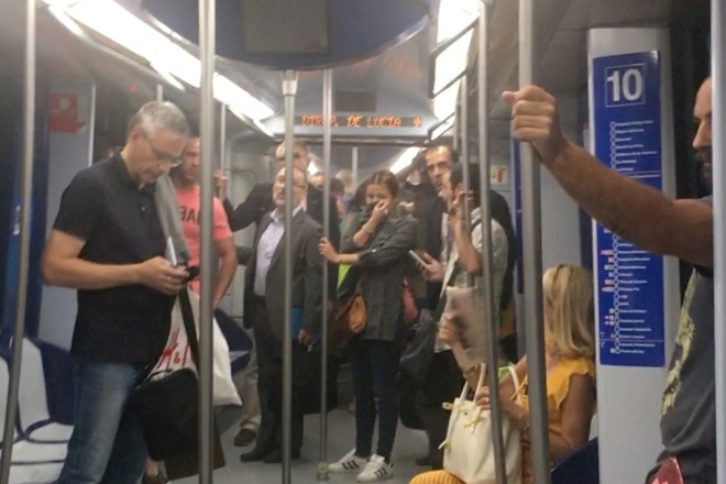 #foto Na madridski podzemni železnici eksplozija prenosnega računalnika