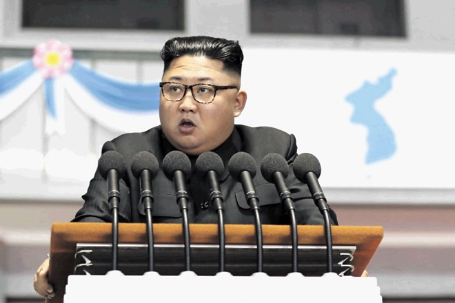 Kim Jong Un med  neobičajnim nagovorom sonarodnjakom,  naslovljenim Veličastna dežela ob robu vrha v Pjongjangu.