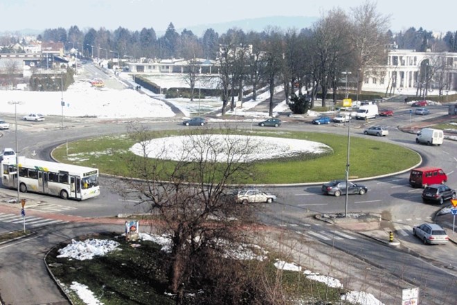 Krožno križišče pri Žalah v Ljubljani (na fotografiji) lahko po mnenju Direkcije RS za infrastrukturo štejemo za  prvo krožno...