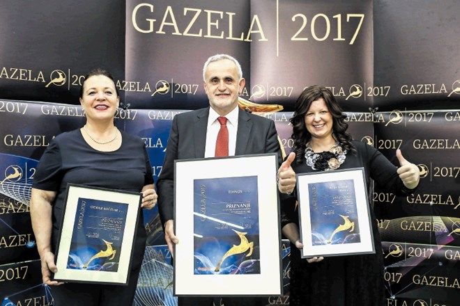 Dobro razpoložena trojica predstavnikov družinskih podjetij, ki so bila lani nominirana za gazelo savinjsko-zasavske regije:...