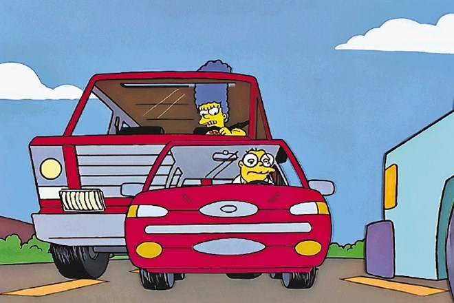 Marge Simpson se je za volanom canyonera, katerega velikost v primerjavi z običajnimi vozili je zgoraj lepo vidna, spremenila...