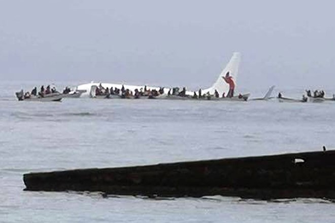 #video Letalo strmoglavilo v laguno, potniki brez hujših poškodb